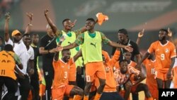Les joueurs de Côte d'Ivoire célèbrent après avoir remporté à la fin de la demi-finale de football de la Coupe d'Afrique des Nations (CAN) 2024 entre la Côte d'Ivoire et la RDC au stade olympique Alassane Ouattara à Ebimpe, Abidjan, le 7 février 2024. (Photo de FRANCK FIFE / AFP)