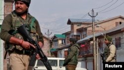 عکس آرشیف، نظامیان هندی در یک ساحه در کشمیر زیر ادارهٔ هند