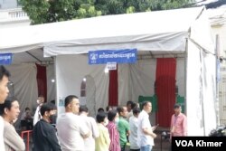 Para pemilih antre untuk giliran memasukkan surat suara di sebuah TPS di lingkungan Beung Prolit, Kota Pnom Penh, Kamboja, Minggu, 23 Juli 2023. (Foto: Sun Narin/VOA Khmer)