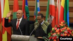 ዛሬ ጥር 30/2016 ዓ.ም. ምክትል ጠቅላይ ሚኒስትር ሆነው የተሾሙት አቶ ተመስገን ጥሩነህ ቃለ መሐላ ሲፈጽሙ። /ፎቶ ሕዝብ ተወካዮች ምክር ቤት ፌስ ቡክ ገፅ/