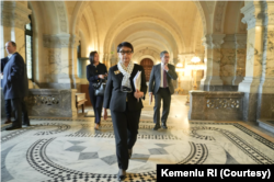 Menteri Luar Negeri Retno Marsudi tiba di Mahkamah Internasional di Den Haag, Belanda, untuk menyampaikan pandangan terkait okupasi Israel di Palestina. (Foto: Courtesy/Kemenlu)