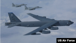 지난 2018년 9월 동중국해에서 미 공군 B-52H 전략폭격기와 일본 항공자위대 F-15 전투기가 연합 비행훈련을 하고 있다. 사진 = 미 공군.