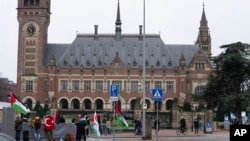 تجمع هواداران فلسطینی‌ها (چپ) و هواداران اسرائیل مقابل دیوان بین‌المللی دادگستری در شهر لاهه هلند – ۲۱ فوریه ۲۰۲۴ 