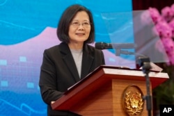 រូបឯកសារ៖ ប្រធានាធិបតី​តៃវ៉ាន់​អ្នកស្រី Tsai Ing-wen ថ្លែងសុន្ទរកថា​ចុង​ឆ្នាំ នៅ​ការិយាល័យ​ប្រធានាធិបតី​ក្នុង​ទីក្រុង​តៃប៉ិ កោះតៃវ៉ាន់ កាលពីថ្ងៃទី១ ខែមករា ឆ្នាំ២០២៤។