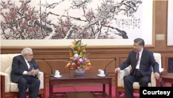 中国国家主席习近平2023年7月20日与到访的美国前白宫国家安全顾问和国务卿亨利·基辛格（Henry Kissinger）会面。（中国官方视频截图）