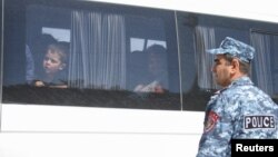Ermənistana polisi Qarabağdan gələn sakinləri qarşılayır.