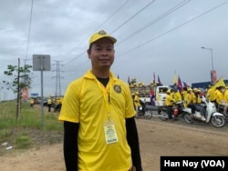 លោក គង់ ហេងសំណាង អ្នកគាំទ្រគណបក្សហ៊្វុនស៊ិនប៉ិចបានចូលរួមក្នុងថ្ងៃចុងក្រោយនៃយុទ្ធនាការឃោសនាបោះឆ្នោតរបស់គណបក្សហ៊្វុនស៊ិន នៅលើផ្លូវ៦០ ម៉ែត្រ ក្នុងរាជធានីភ្នំពេញក្នុងថ្ងៃទី ២១ ខែកក្កដា ឆ្នាំ២០២៣។(ហាន ណូយ/វីអូអេ)