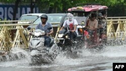 دہلی میں شدید گرمی کے بعد تباہ کن بارشیں