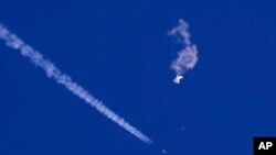 지난해 2월 미 공군 F-22 전투기가 발사한 미사일에 맞은 중국 정찰 풍선이 사우스캐롤라이나주 연안 해상에 추락하고 있다. (자료사진)