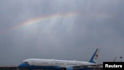 Ndege iliyombeba waziri wa fedha wa Marekani Janet Yallen baada ya kuwasili katika uwanja wa ndege wa kimataifa wa Beijing, mjini Beijing, China July 6, 2023