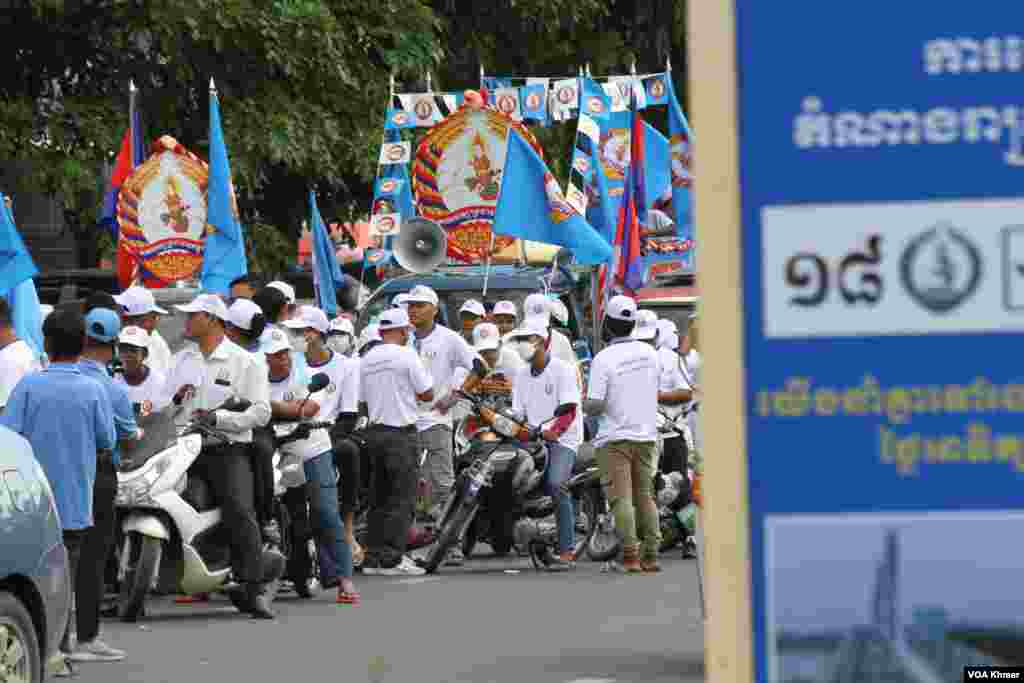 អ្នកគាំទ្រគណបក្សប្រជាជនកម្ពុជា​ជួបជុំ​គ្នា និងធ្វើក្បូនដង្ហែ​យុទ្ធនាការឃោសនាបោះឆ្តោតនៅរាជធានី​ភ្នំពេញ ថ្ងៃទី១ ខែកក្កដា ឆ្នាំ២០២៣ ដែលជាថ្ងៃ​ដំបូង​នៃ​យុទ្ធនាការ​ឃោសនា។ (លាស់ លីបលីប/វីអូអេ)