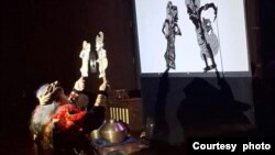 Adegan Rebong untuk menggambarkan suasana romantis dalam wayang kulit Bali oleh Dalang I Gusti Putu Sudarta. (Foto: Dokumen pribadi)