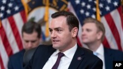 资料照片：美国国会众议院美国和中国共产党战略竞争特设委员会2023年2月28日召开首场听证会，委员会主席、共和党联邦众议员迈克·加拉格尔主持听证会。