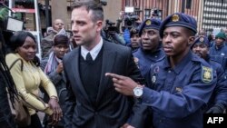 Mwanariadha mlemavu wa Afrika Kusini Oscar Pistorius akiondoka katika mahakama kuu ya Pretoria, tarehe 14, Juni mwaka 2016. Picha na MARCO LONGARI / AFP.
