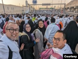 Aristo Setiawan, Erika Benyamin, Sri Hedalyani Wardiningsih, dan Vito Zaidani di Mina.(foto: Aristo)