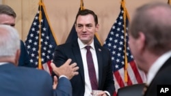 资料照：美国国会众议院美国和中国共产党战略竞争特设委员会2023年2月28日召开首场听证会，委员会主席、共和党联邦众议员迈克·加拉格尔（图中）主持会议。