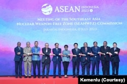 Foto bersama para menteri luar negeri dan sekjen ASEAN sebelum acara Asean Ministrial Meeting 2023 pada Selasa (11/7) di Jakarta. (Foto: Courtesy/Kemenlu)