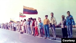 立陶宛坦克人-道诺拉维修斯医生（右三）参与示威活动，表达脱离苏联、独立建国的诉求