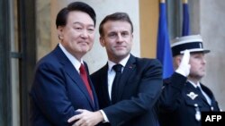 윤석열 한국 대통령과 에마뉘엘 마크롱 프랑스 대통령이 24일 파리 엘리제궁에서 회담했다.