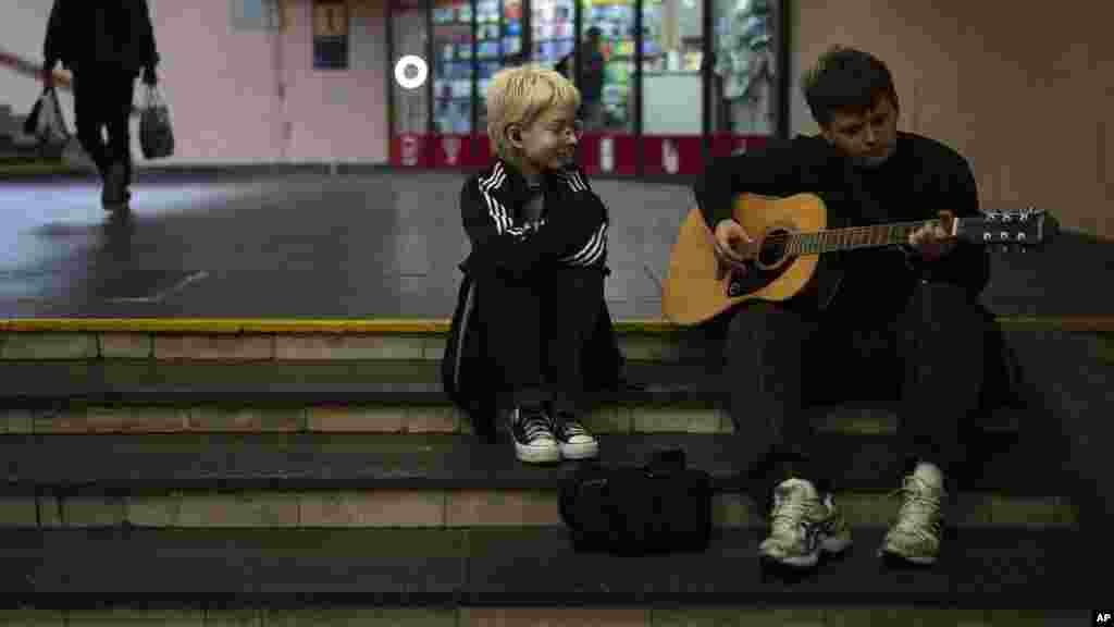 ტარას სინავსკი, კატია ვასილენკოსთან ერთად, ღამით კიევის მეტროსთან გიტარაზე უკრავს