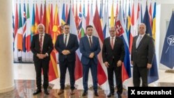 Првите луѓе на австриската, чешката и словачката дипломатија, настапувајќи и во име на Жосеп Борел, дојдоа за серија средби и со власта и со опозицијата, да го деблокираат политичкиот ќор-сокак. 