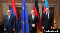 Olaf Şolts, İlham Əliyev və Nikol Paşinyan (Mənbə: Azərbaycan Przeidntinin Administrasiyası)