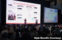 Andhyta Firselly Utami dan Abigail Limuria, dua penggagas Bijak Memilih, mengenalkan Bijak Memilih Fase 3 dalam Festival Pemilu di Jakarta. (Foto: Courtesy/Bijak Memilih)