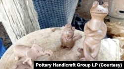 ຂອງທີ່ລະລຶກເຄື່ອງປັ້ນດິນເຜົາ ຈາກກຸ່ມຫັດຖະກໍາເຄື່ອງປັ້ນດິນເຜົາ, ບ້ານຈ່ານເໜືອ, ເມືອງຈອມເພັດ, ຫຼວງພະບາງ. (ຂໍ້ມູນພາບຈາກເຟສ໌ບຸກ ຫັດຖະກໍາເຄື່ອງປັ້ນດິນເຜົາ).