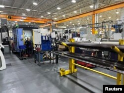 미국 루이지애나주의 농업용 기계 제조 공정에서 작업 중인 노동자의 모습. (자료화면)