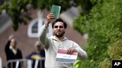 سلوان مومیکا پیش از آتش زدن به نسخۀ قرآن در سال ۲۰۲۳