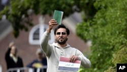 Salwan Momika di luar Kedutaan Besar Irak di Stockholm, Swedia di mana dia berencana akan membakar Al-Qur'an dan bendera Irak, 20 Juli 2023. Momika tewas ditembak pada Rabu, 29 Januari 2025. (Foto: Oscar Olsson/TT via AP)