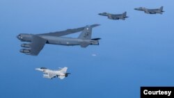 미한 공군이 30일 한반도 상공에서 연합기동훈련을 실시했다. 미 공군 B-52H 전략폭격기(가운데)와 한국 공군 F-35(위), F-16(아래) 전투기가 나란히 비행하고 있다. 사진 = 한국 공군 제공.
