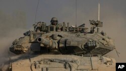  اسرائیل ۔غزہ سرحد کے قریب ایک اسرائیلی ٹینک، فوٹو اے پی 14 جولائی 2024