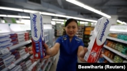 Seorang pegawai Unilever Indonesia menunjukkan pasta gigi merek Pepsodent buatan Unilever Indonesia di sebuah supermarket di Jakarta, 31 Oktober 2016. (Foto: Beawiharta/Reuters)