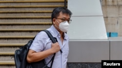 被香港当局通缉的前香港公民党执委（党务发展）、香港立法会法律界功能界别议员郭荣铿的哥哥郭荣臻离开警局。（2023年7月20日）