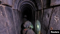 资料照：2023年11月22日，以色列军方公布了设在加沙地区希法医院旁加固地下隧道里面的哈马斯组织指挥所设备齐全的内部状况。（路透社）