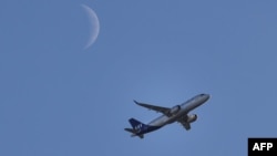 FILE - Sebuah pesawat milik perusahaan penerbangan Scandinavian Airlines System (SAS) bersiap melakukan pendaratan di bandara Heathrow, pinggiran ibu kota Inggris, Hammersmith, London barat, 15 Januari 2024 . (Foto oleh Adrian DENNIS/AFP)