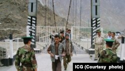 مهاجران افغان در یک گذرگاه مرزی میان افغانستان و تاجیکستان