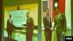 华府玉山科技协会展示富士康创办人郭台铭（左）与美国马里兰州立大学校长达瑞尔·派恩斯签订工业人工智能合作备忘录照片。（2023年3月28日，美国之音锺辰芳拍摄）
