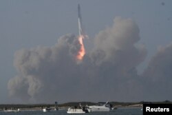 Awan asap besar terbentuk saat SpaceX Starship muncul dari landasan peluncuran Boca Chica dalam misi uji orbit di dekat Brownsville, Texas, AS, 20 April 2023. (REUTERS/Gene Blevins)