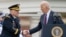 លោកប្រធានាធិបតី Joe Biden ចាប់ដៃជាមួយលោកនាយឧត្ដមសេនីយ៍ Mark Milley ដែលជា​ប្រធានក្រុមនាយសេនាធិការកងទ័ពចូលនិវត្តន៍អាមេរិក ក្នុងពិធីផ្ទេរតំណែងយោធាកំពូលនេះទៅឱ្យ​អ្នកបន្តតំណែងគឺលោកនាយឧត្ដមសេនីយ៍ Charles Q. Brown Jr. នៅឯមូលដ្ឋានយោធារួម Meyer-Henderson Hall នៅថ្ងៃទី២៩ ខែកញ្ញា ឆ្នាំ២០២៣។