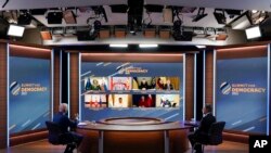 Presiden Joe Biden didampigi Menteri Luar Negeri Antony Blinken dalam KTT virtual untuk Demokrasi di Gedung Putih, Washington, 29 Maret 2023. (AP/Patrick Semansky)