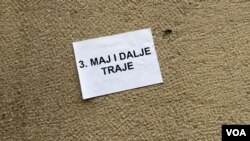 Ilustracija - Poruka "3. maj i dalje traje" koju su vlastima u Srbiji uputili roditelji dece stradale u Ribnikaru (foto: Glas Amerike / Stefan Miljuš)