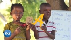 Les enseignants mozambicains réutilisent les déchets recyclables pour créer des outils pédagogiques