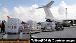  افغانستان د نړۍ په هغو بې وزلو هېوادونو کې شمېرل کیږي چې د بیړنیو خوراکي مرستو، عامې روغتیا او ډیرو نورو برخو کې په بهرنیو مرستو تکیه لري.