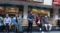 "Bəzi dostlarımız küçədə, metroda musiqi çalmaqla dolanır"
