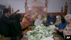 8일 파키스탄 페샤와르에서 선거관리위원회 직원들이 개표하고 있다.