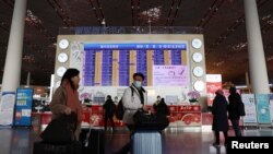 ពលរដ្ឋចិនកំពុងរៀបចំធ្វើដំណើរហោះហើរ នៅអាកាសយានដ្ឋានអន្តរជាតិប៉េកាំង មុនពិធី​បុណ្យចូលឆ្នាំចិន នៅទីក្រុងប៉េកាំង ប្រទេសចិន កាលពីថ្ងៃទី២ ខែកុម្ភៈ ឆ្នាំ២០២៤។