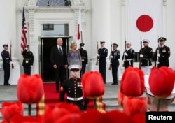 Presiden AS Joe Biden dan Ibu Negara Jill Biden berdiri di Portiko Utara saat mereka menunggu kedatangan Perdana Menteri Jepang Fumio Kishida dan istrinya Yuko Kishida untuk Makan Malam Kenegaraan resmi di Gedung Putih di Washington, AS, 10 April 2024. (Foto: REUTERS/Leah Millis)