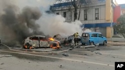 Pogođen automobil na jednoj od ulica u Belgorodu (Foto: Russia Emergency Situations Ministry telegram channel via AP)